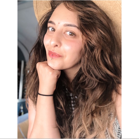 Meet your Posher, Nicole - Picture 3 of 4